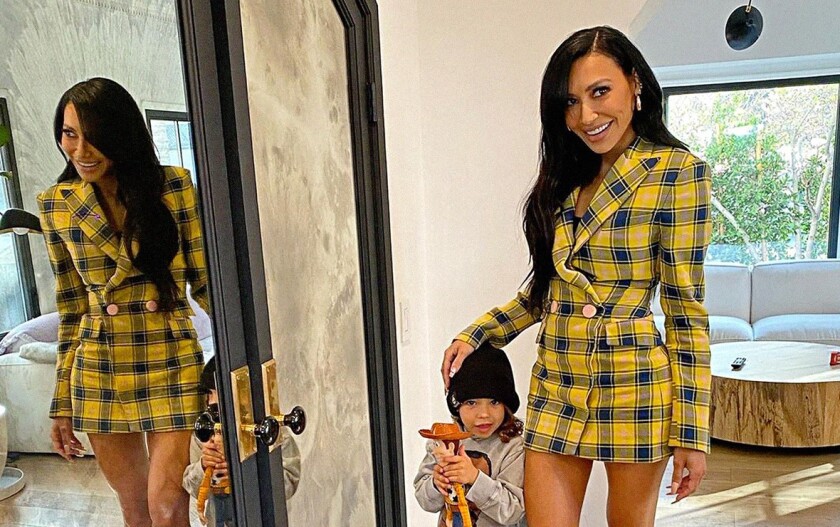 La actriz Naya Rivera al lado de su hijo.