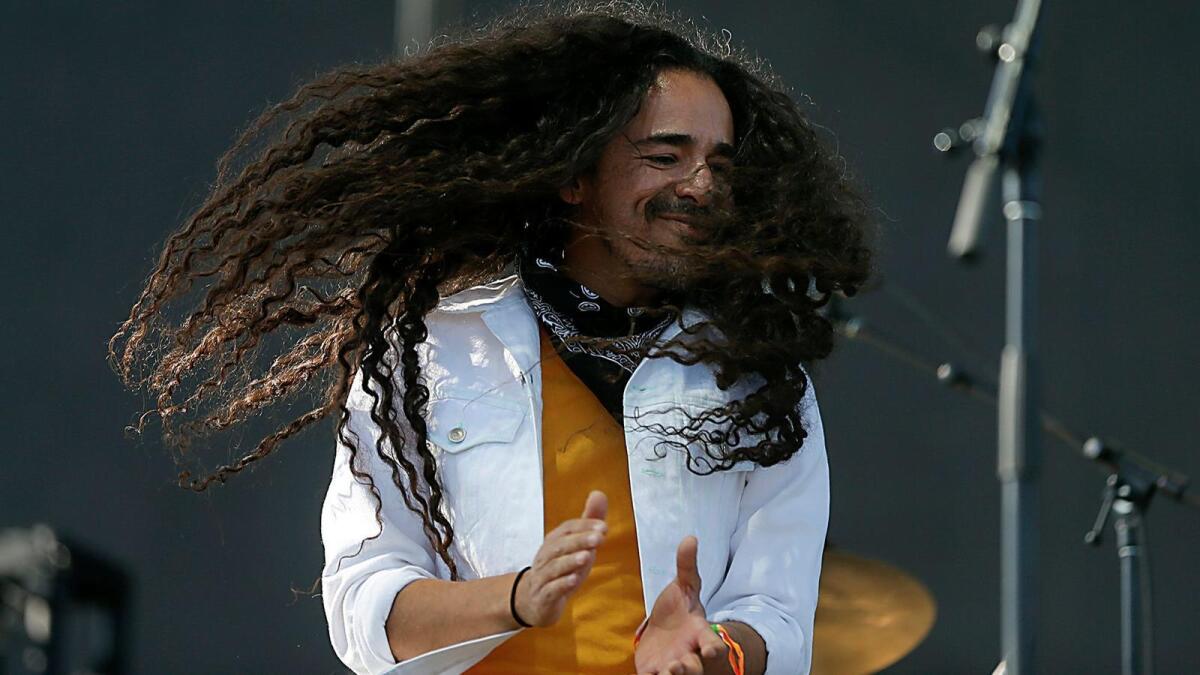 El líder de la banda mexicana de rock Café Tacvba, Rubén Albarrán, en vivo en la edición 2013 de Coachella ().