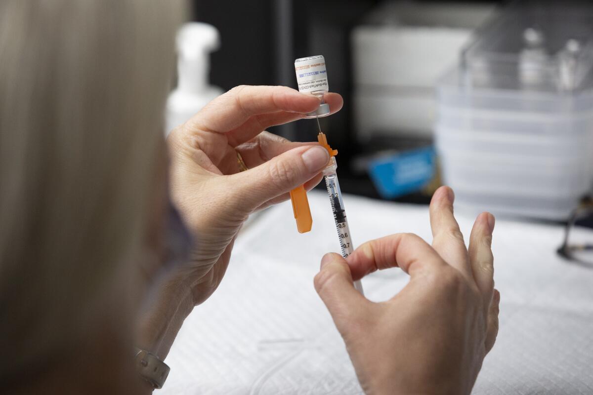 EE.UU. llega con retraso a la meta de vacunación de Biden, ahora insuficiente