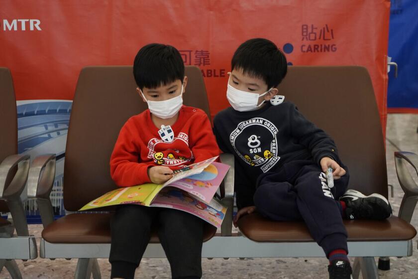 Pasajeros usan cubrebocas para impedir la transmisión de un nuevo coronavirus, estación ferroviaria de Hong Kong, miércoles 22 de enero de 2020. (AP Foto/Kin Cheung)