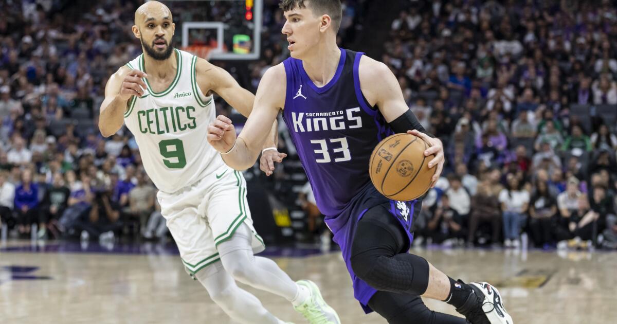 Lakers lose Dorian Finney-Smith, sign Jake LaRavia
