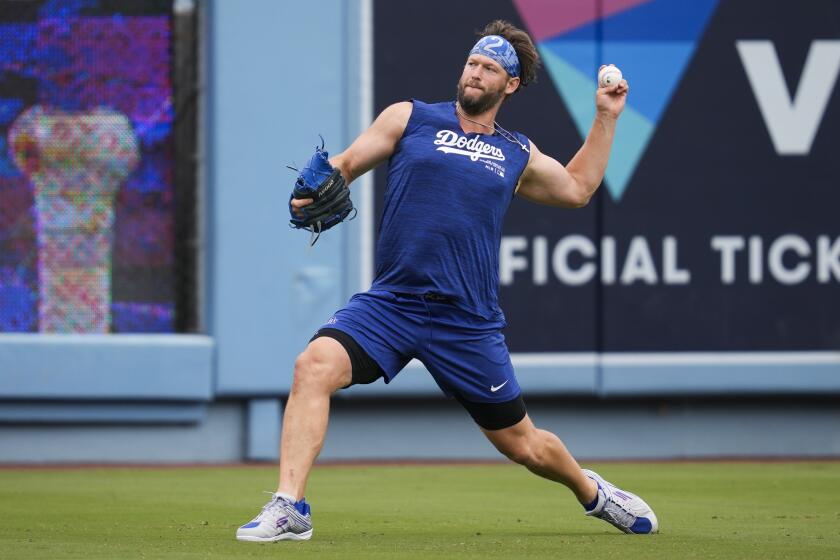 Clayton Kershaw, de los Dodgers de Los ?ngeles, trabaja antes del partido en contra de los Rockies de Colorado, en Los ?ngeles, el domingo 2 de junio de 2024. (AP Foto/Ashley Landis)