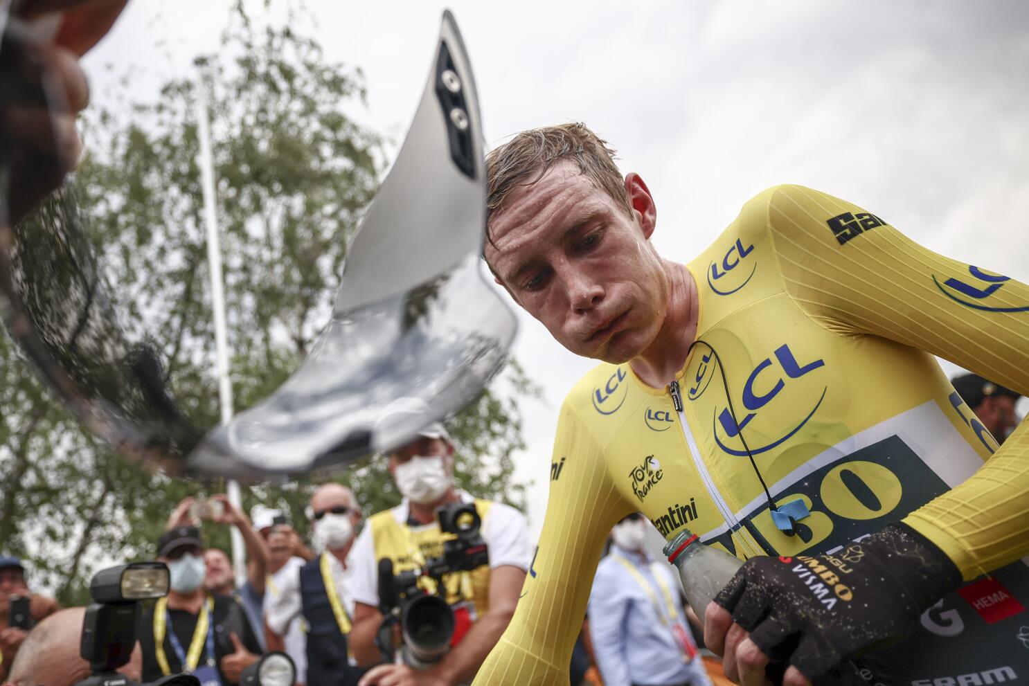 Jonas Vingegaard defends title in 'amazing' Tour de France