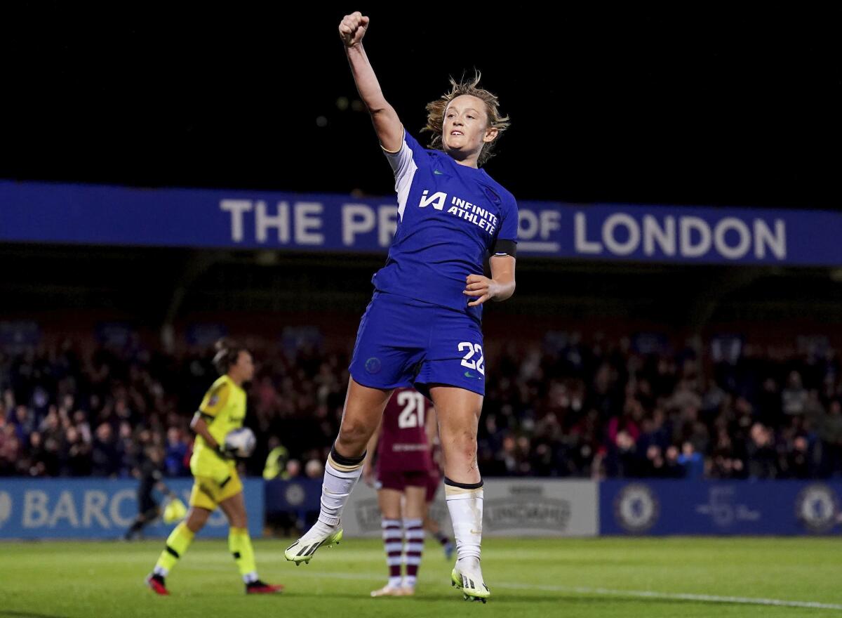 Erin Cuthbert, de Chelsea, celebra después de anotar el segundo gol de su equipo