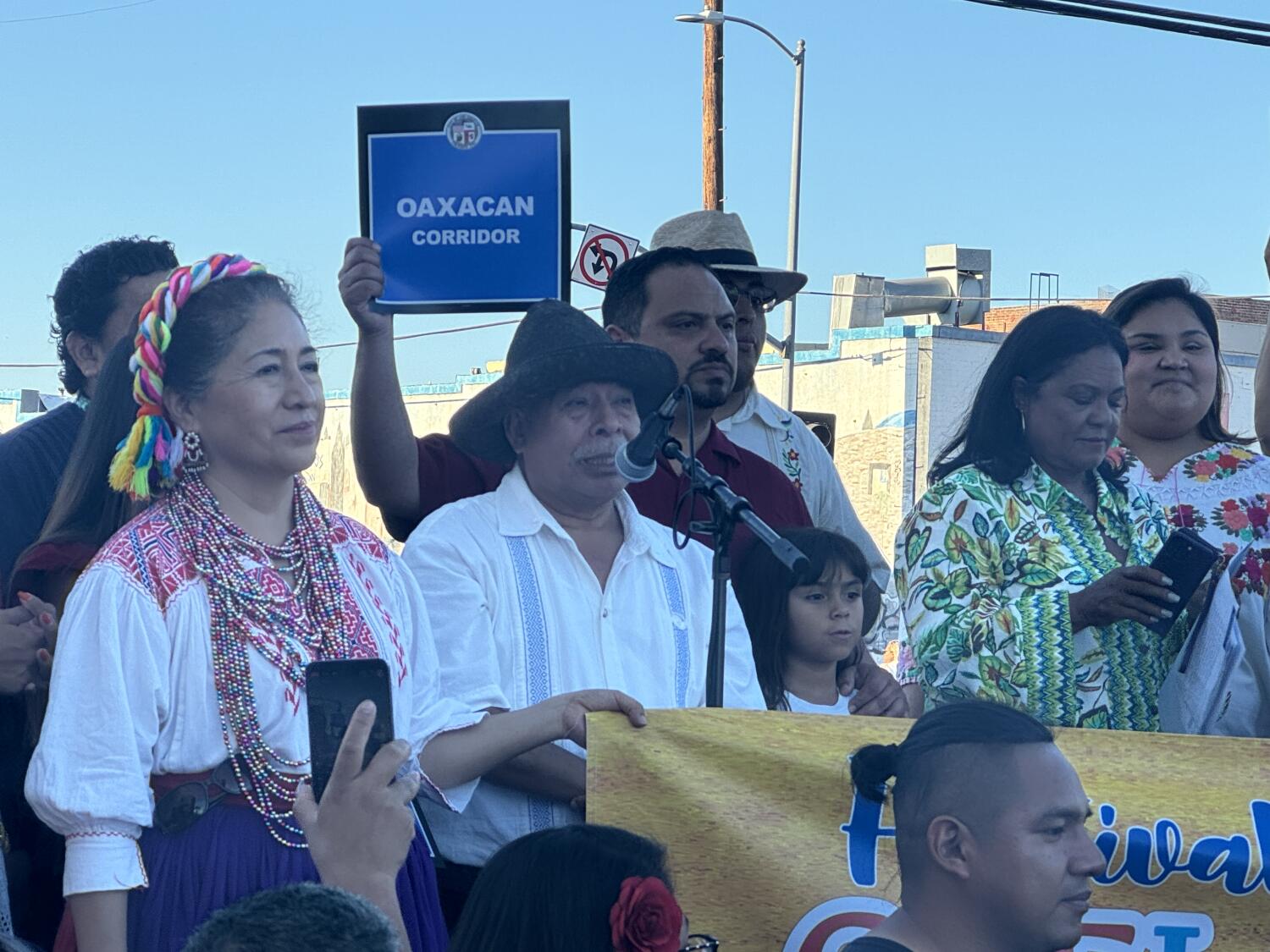 Angelinos celebran la designación del Corredor Oaxaqueño, un vibrante enclave étnico en el boulevard Pico 