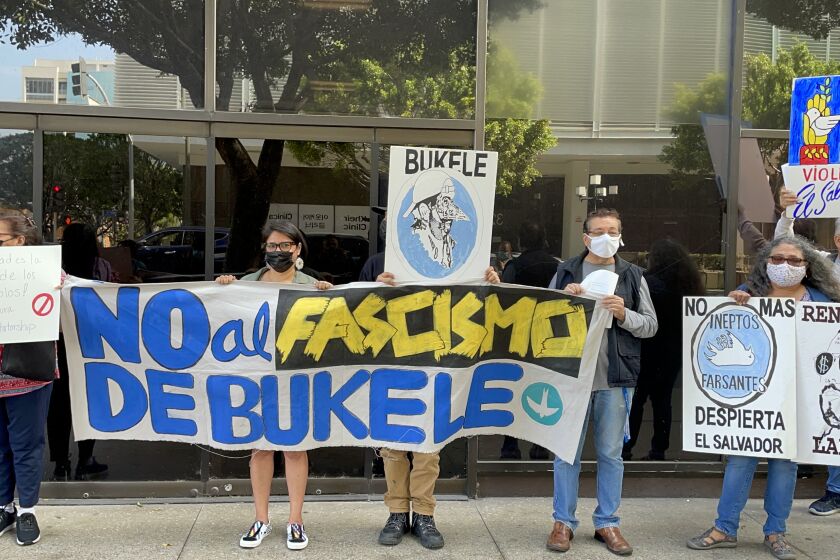 La comunidad salvadoreña en Los Ángeles salió a protestar en contra de Nayib Bukele.