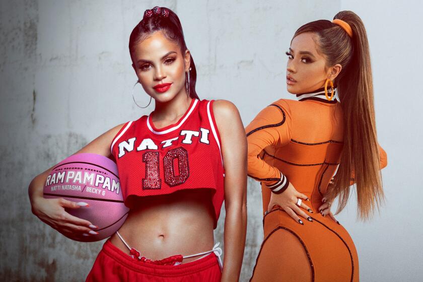 Natti Natasha (izq.) y Becky G en una imagen promocional del lanzamiento.