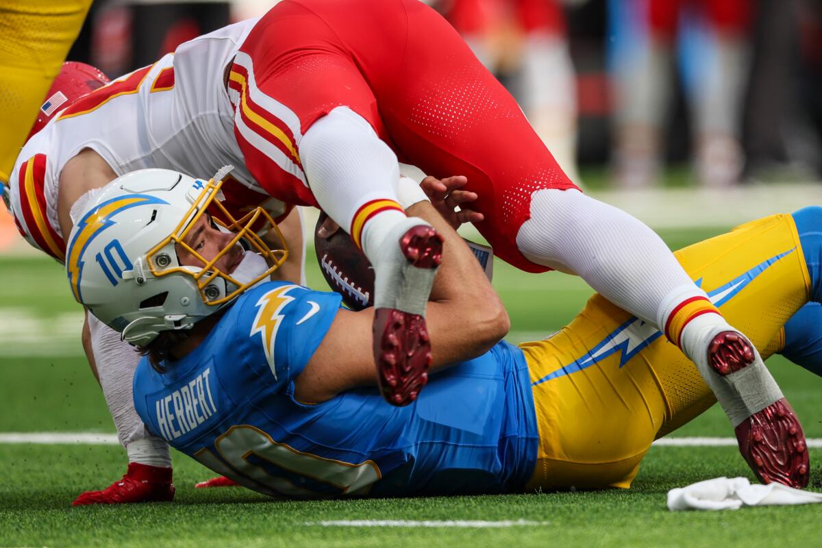 Patrick Mahomes and Chiefs defeat Justin Herbert and Chargers - Los Angeles Times