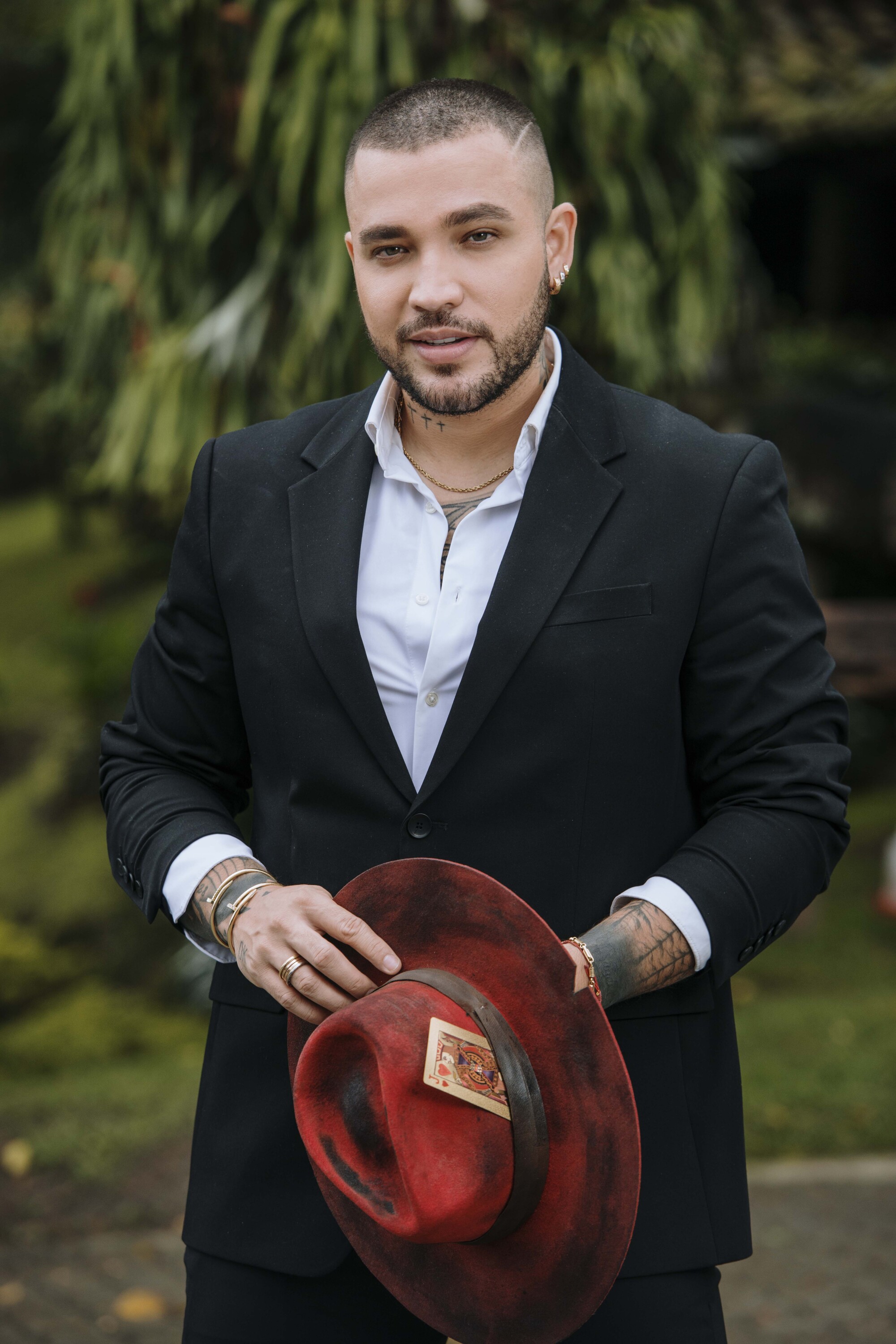 Jessi Uribe nació en Bucaramanga, Colombia, y crecio escuchando rancheras