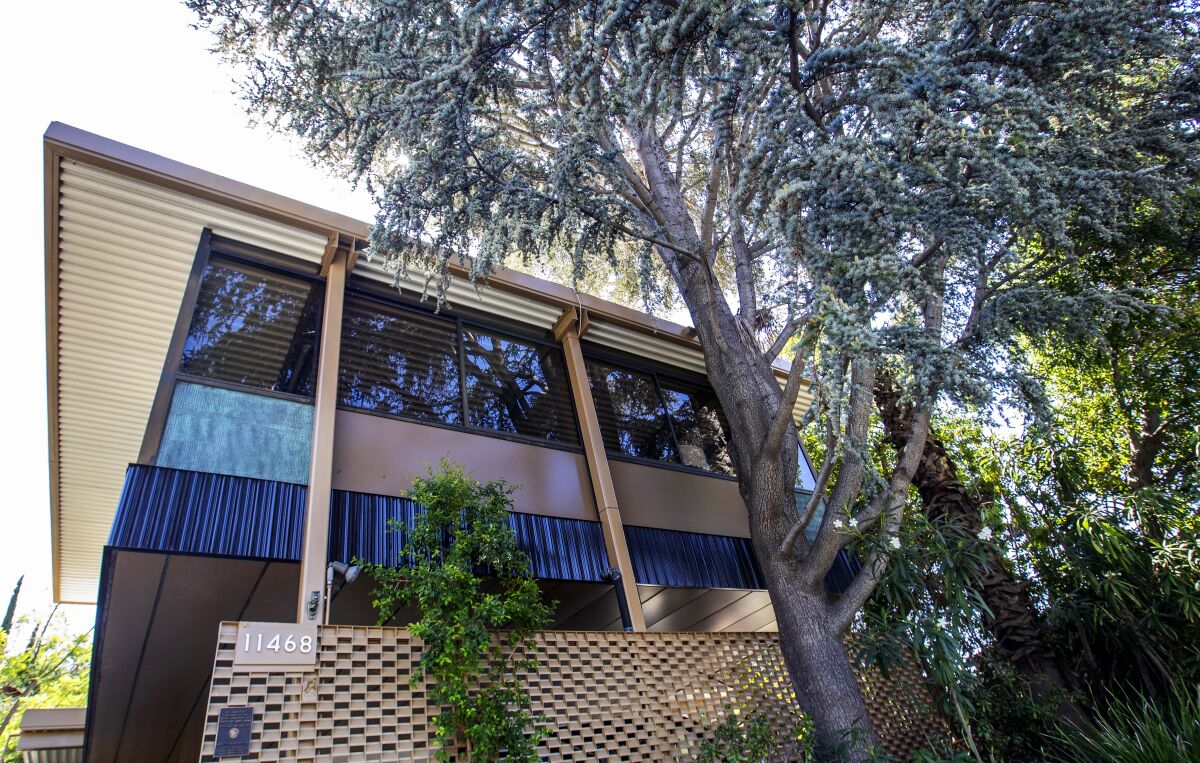 The Grossman House, a remarkable, pristine and timeless mid-century modern 'house of glass' constructed primarily of steel, aluminum and glass and one of only 12 Raphael Soriano projects existing today.
