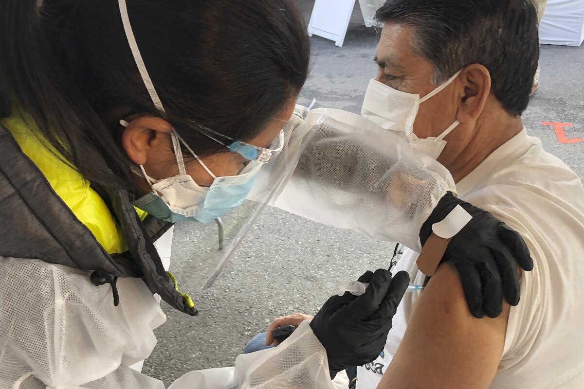 Juan Delgado recibe una vacuna contra el COVID-19 en San Francisco, 8 de febrero de 2021.