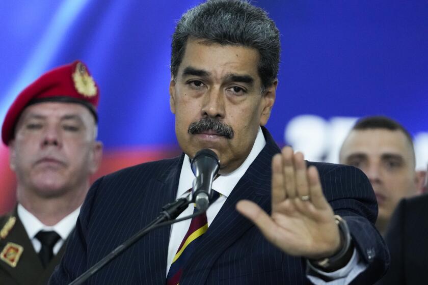 El presidente de Venezuela, Nicolás Maduro, habla con la prensa ante la Corte Suprema a la que llegó para procesos relacionados con la auditoría a los resultados de las elecciones presidenciales en Caracas, Venezuela, el viernes 9 de agosto de 2024. (AP Foto/Matías Delacroix)