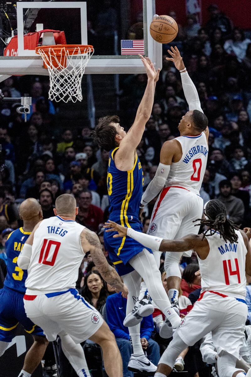 Clippers'ın guardı Russell Westbrook, ikinci yarıda Warriors'ın forveti Dario Saric'e karşı gol attı.