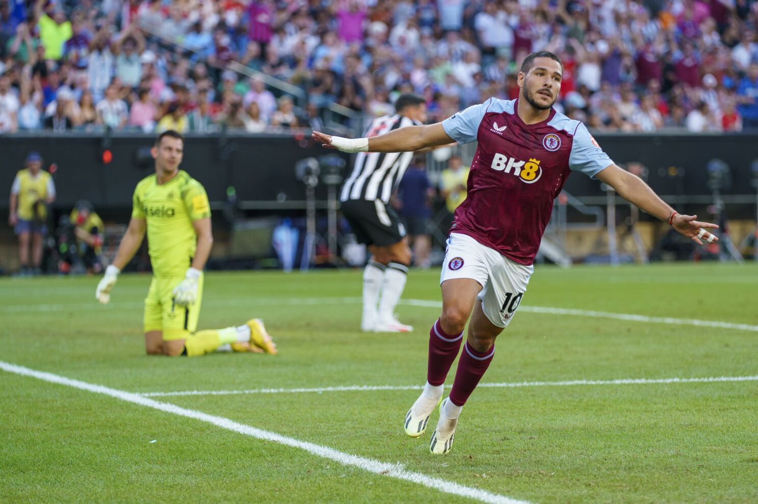 Aston Villa midfielder Emiliano Buendia sustains serious knee injury ahead  of Premier League season - The San Diego Union-Tribune