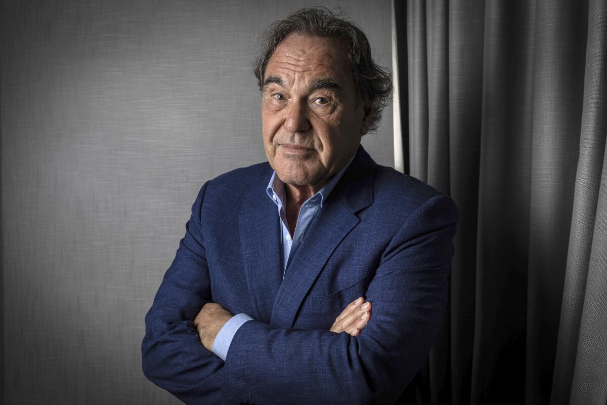 Oliver Stone posa con motivo del estreno de "JFK Revisited: Through the Looking Glass" 