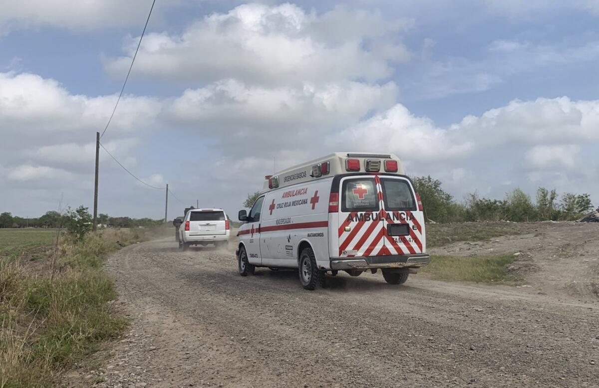Una ambulancia de la Cruz Roja Mexicana transporta a dos estadounidenses encontrados con vida 