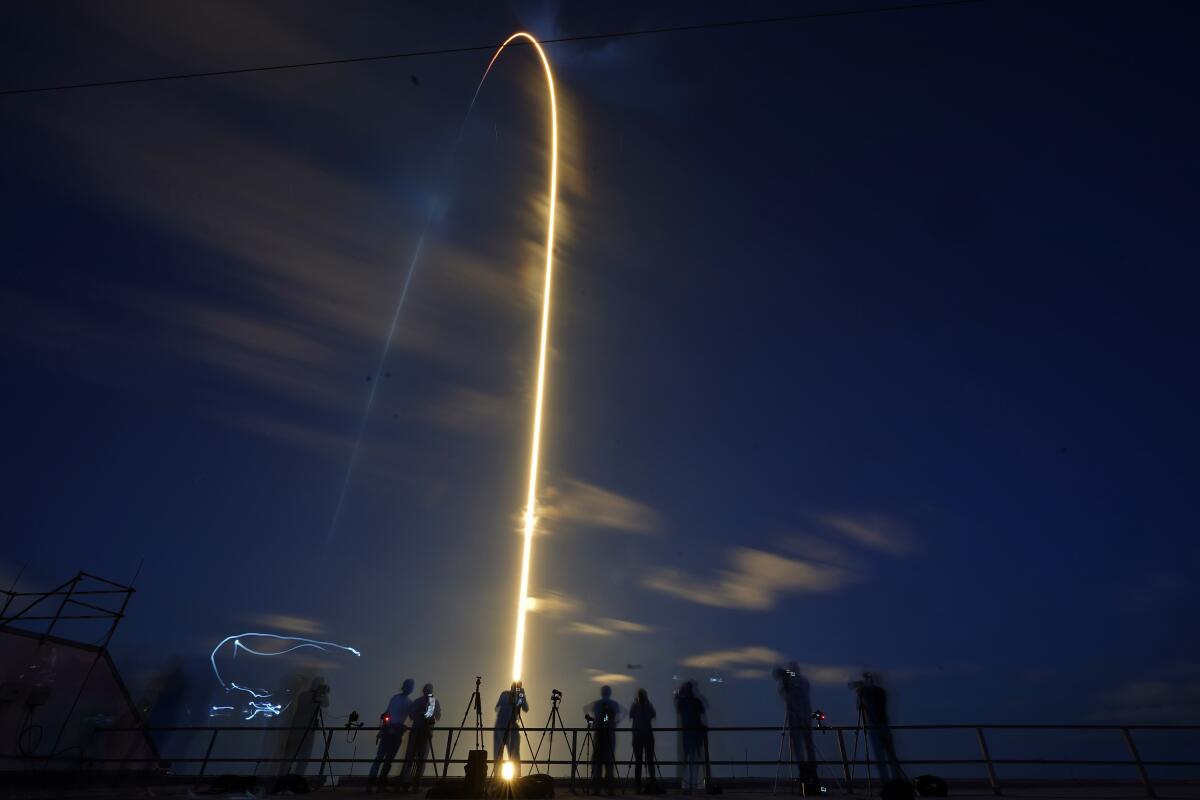 Un cohete SpaceX Falcon 9 con una tripulación completamente amateur
