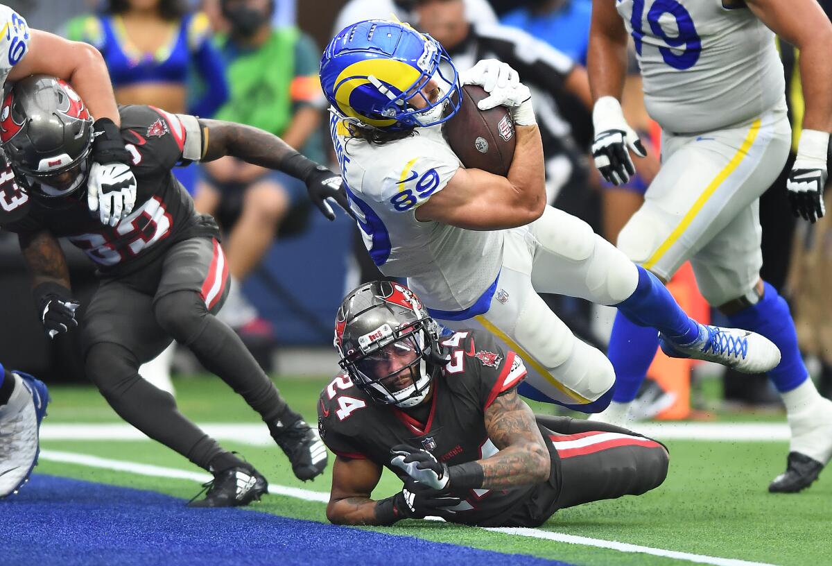 Rams tight end Tyler Higbee catches a touchdown pass in front of Buccaneers cornerback Carlton Davis.