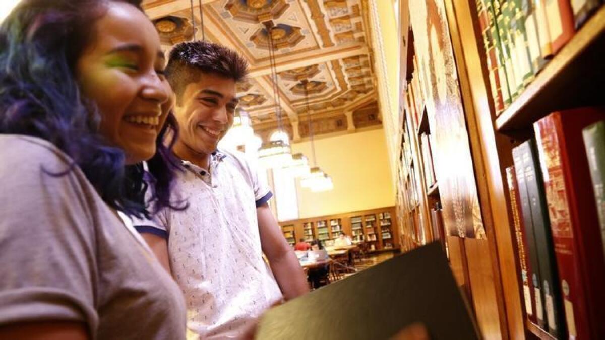 Por Genaro Molina/Los Angeles Times Victoria Pérez, a la izq. e Isaac Lemus exploran la biblioteca Doheny Memorial en USC. Ambos son alumnos de primer año y los primeros en sus familias en asistir a una Universidad.