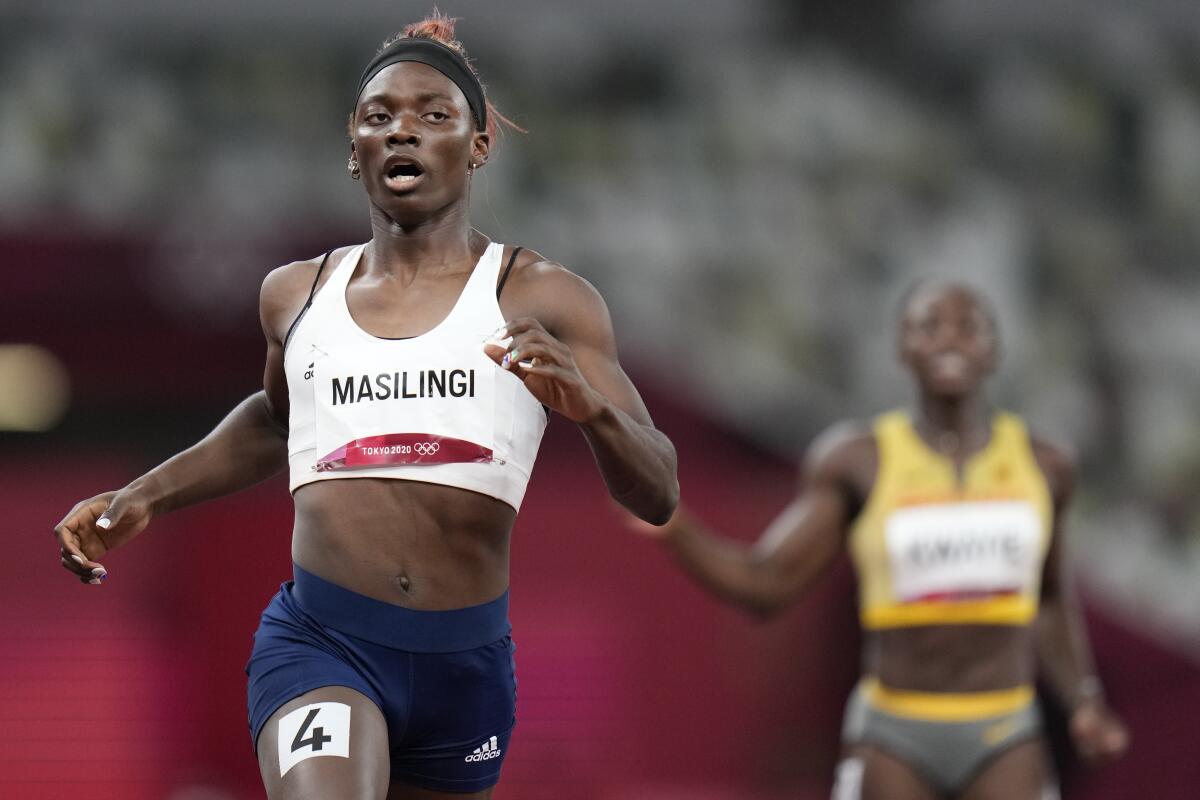 Beatrice Masilingi de Namibia en la semifinal de los 200 metros en los Juegos Olímpicos de Tokio.