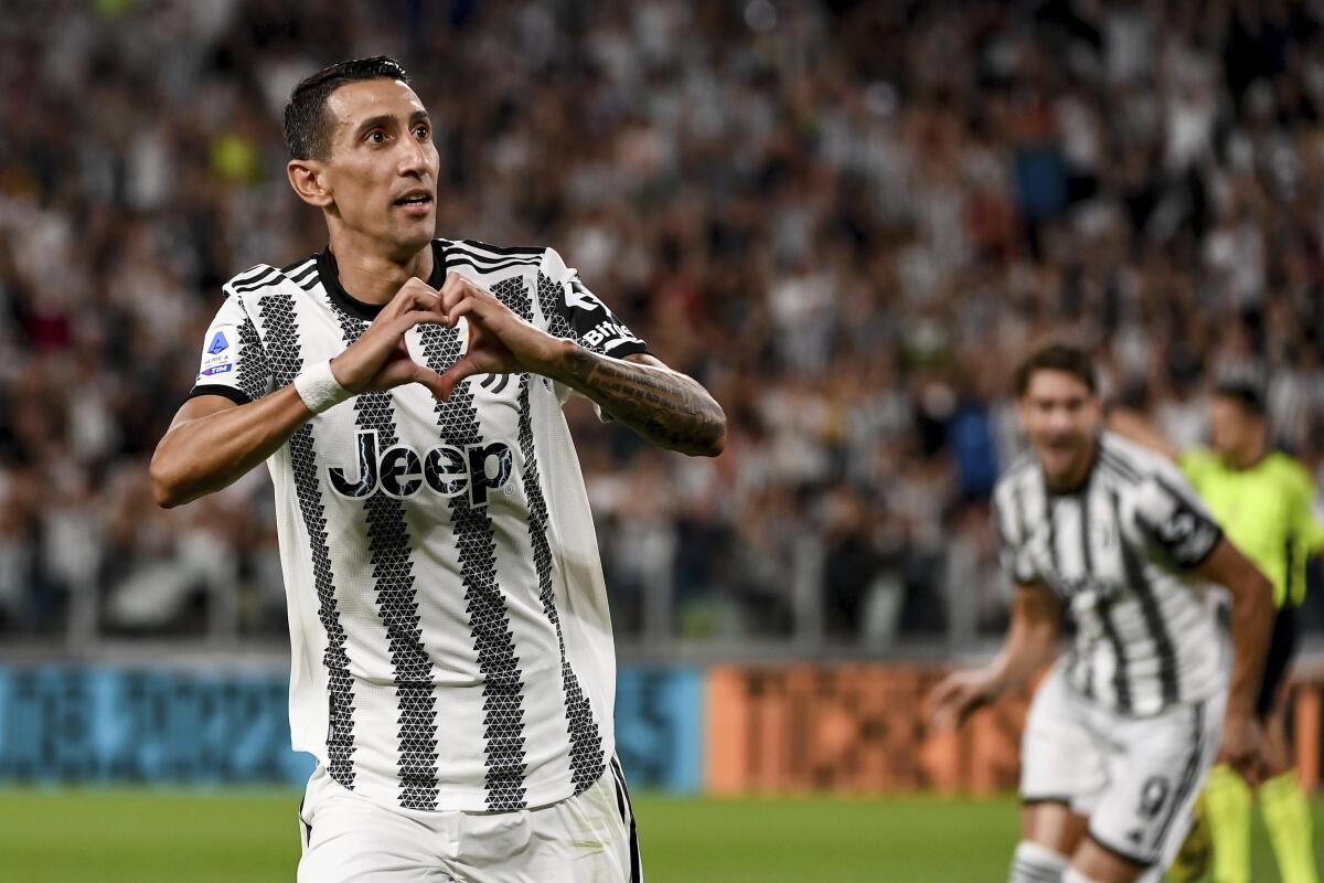 El delantero de Juventus Angel Di María celebra tras anotar un gol en la victoria 3-0 ante Sassuolo