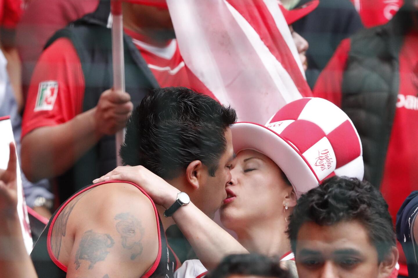 Fanáticos de Toluca se dan un beso hoy, domingo 20 de mayo de 2018, durante el juego de vuelta de la final del torneo mexicano de fútbol celebrado en el estadio Nemesio Díez en la ciudad de Toluca (México).