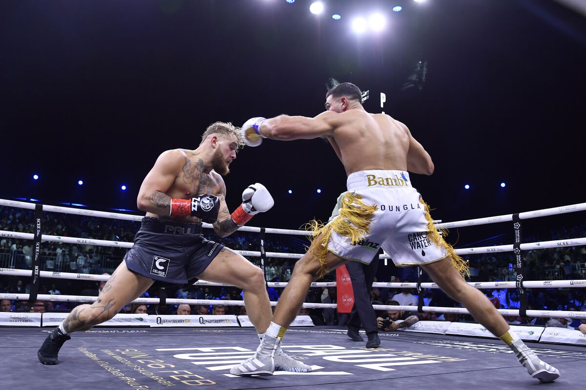 Jake Paul, izquierda, y Tommy Fury,