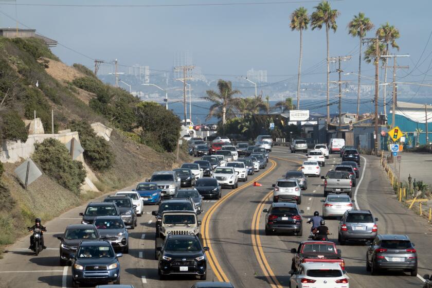 PACIFIC PALISADES, CA - AUGUST 25: Pacific Coast Highway in Pacific Palisades is crowded with afternoon traffic on Thursday, Aug. 25, 2022. (Myung J. Chun / Los Angeles Times)
