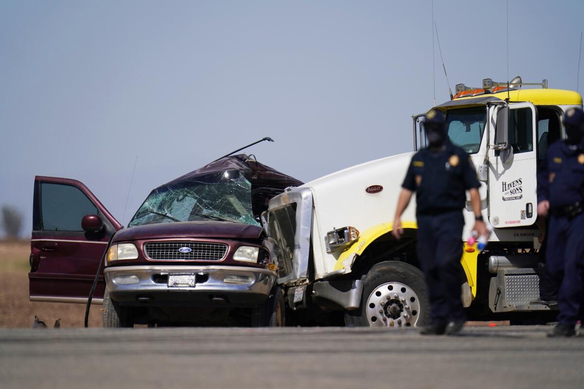 ARCHIVO - Agentes de la policía trabajan en el sitio de un accidente mortal en Holtville, California.