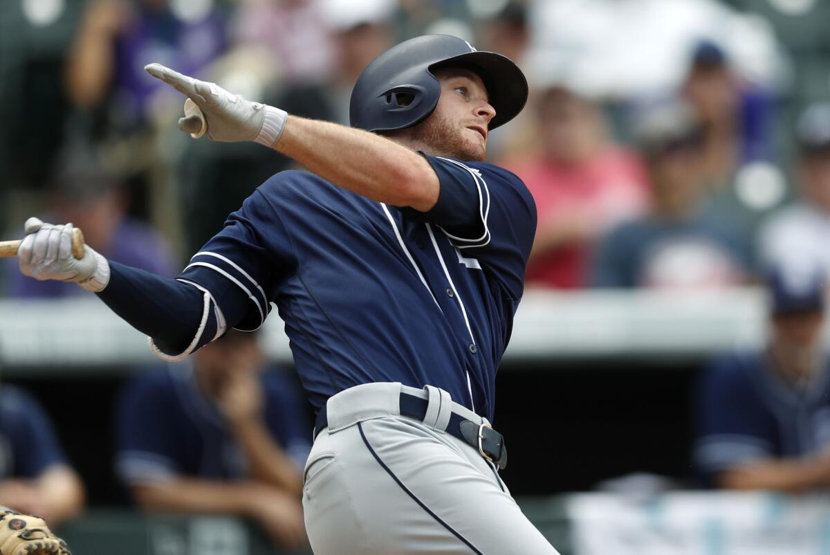 Cory Spangenberg de San Diego Padres en un juego de beisbol contra Colorado Rockies el miércoles 19 de julio de 2017, en Denver. Colorado ganó 18-4.