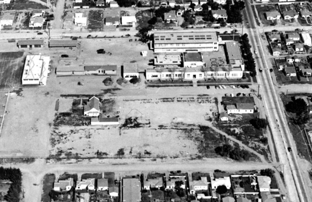 This 1951 Howard Rozelle aerial looks north to the intersection of Diamond and Ingraham streets. 