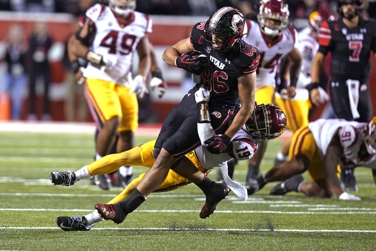 Utah tight end Dalton Kincaid is tackled by USC defensive back Jaylin Smith.
