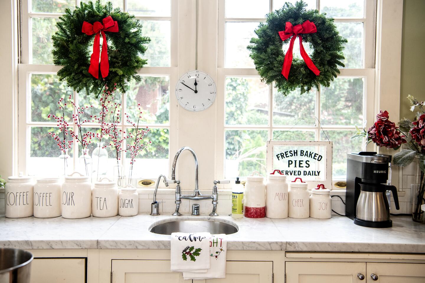 Old and New Christmas Kitchen Decor - MY 100 YEAR OLD HOME