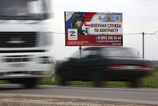 Un cartel que anuncia un "contrato de servicio militar" se ve junto a una autopista a las afueras de Krasnodar, Rusia, el jueves 23 de marzo de 2023. Esta primavera hay una nueva campaña en Rusia que busca reclutas para reponer las tropas en la guerra en Ucrania. (AP Foto)