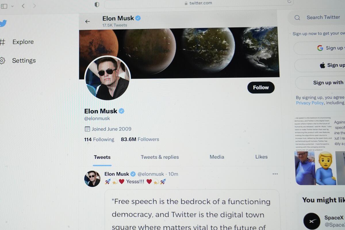 La página de Elons Musk en Twitter en la pantalla de una computadora en Sausalito, California,