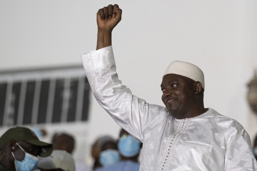 El presidente de Gambia, Adama Barrow, celebra tras ganar las elecciones el domingo 5 de diciembre de 2021, en Banjul, Gambia. (AP Foto/Leo Correa)