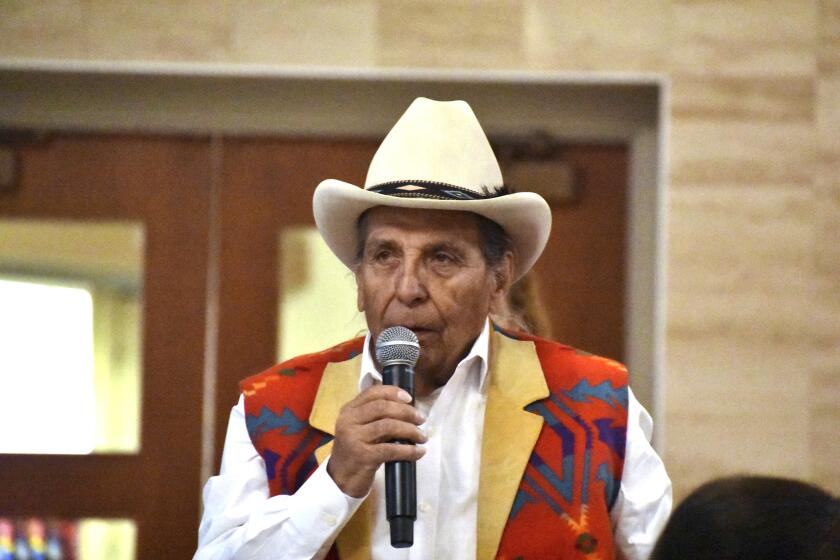 ARCHIVO - Donovan Archambault, de la reserva indígena de Fort Belknap, habla sobre los abusos que sufrió en los internados para indígenas estadounidenses financiados por el Estado, durante un evento del Departamento del Interior de Estados Unidos en la Universidad Estatal de Montana, el 5 de noviembre de 2023, en Bozeman, Montana. (Foto AP/Matthew Brown, Archivo)