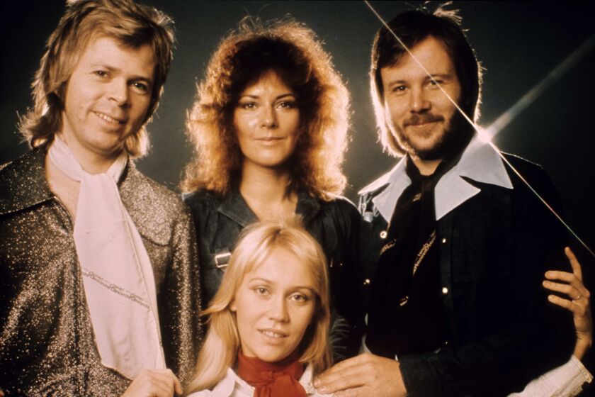 UNSPECIFIED - JANUARY 01: Photo of Agnetha FALTSKOG and ABBA and Bjorn ULVAEUS and Anni Frid LYNGSTAD and Benny ANDERSSON; L-R: Bjorn Ulvaeus, Anni-Frid Lyngstad (back), Agnetha Faltskog, Benny Andersson - posed, studio, group portait (Photo by RB/Redferns)
