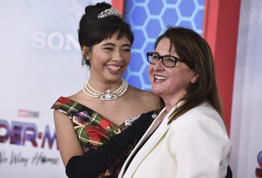 ARCHIVO - La actriz Xochitl Gomez, izquierda, y la presidenta de producción de Marvel Studios, Victoria Alonso