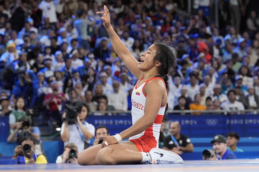 La ecuatoriana Lucía Yépez festeja tras derrotar a la alemana Annika Wendle en la semifinal de lucha libre, dentro de la categoría de los 53 kilogramos, el miércoles 7 de agosto de 2024 en París (AP Foto/Eugene Hoshiko)