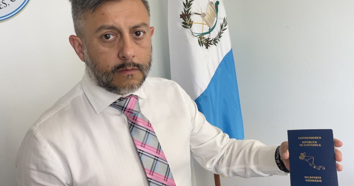 Muchos guatemaltecos estadounidenses que esperan pasaportes son ‘doble indocumentados’ y están enojados Muchos guatemaltecos estadounidenses que esperan pasaportes son ‘doble indocumentados’ y están enojados