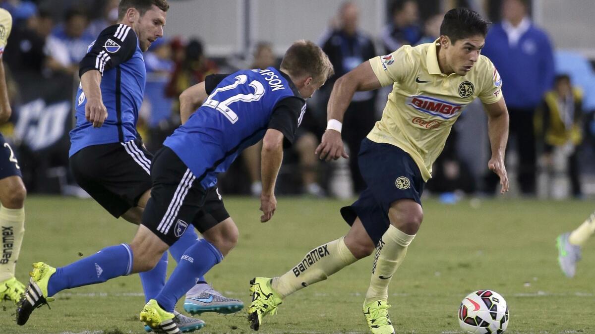 Javier Güemez (d), del América, escapa a la marca de Tommy Thompson (i), del San Jose Earthquakes, en San Jose, California.