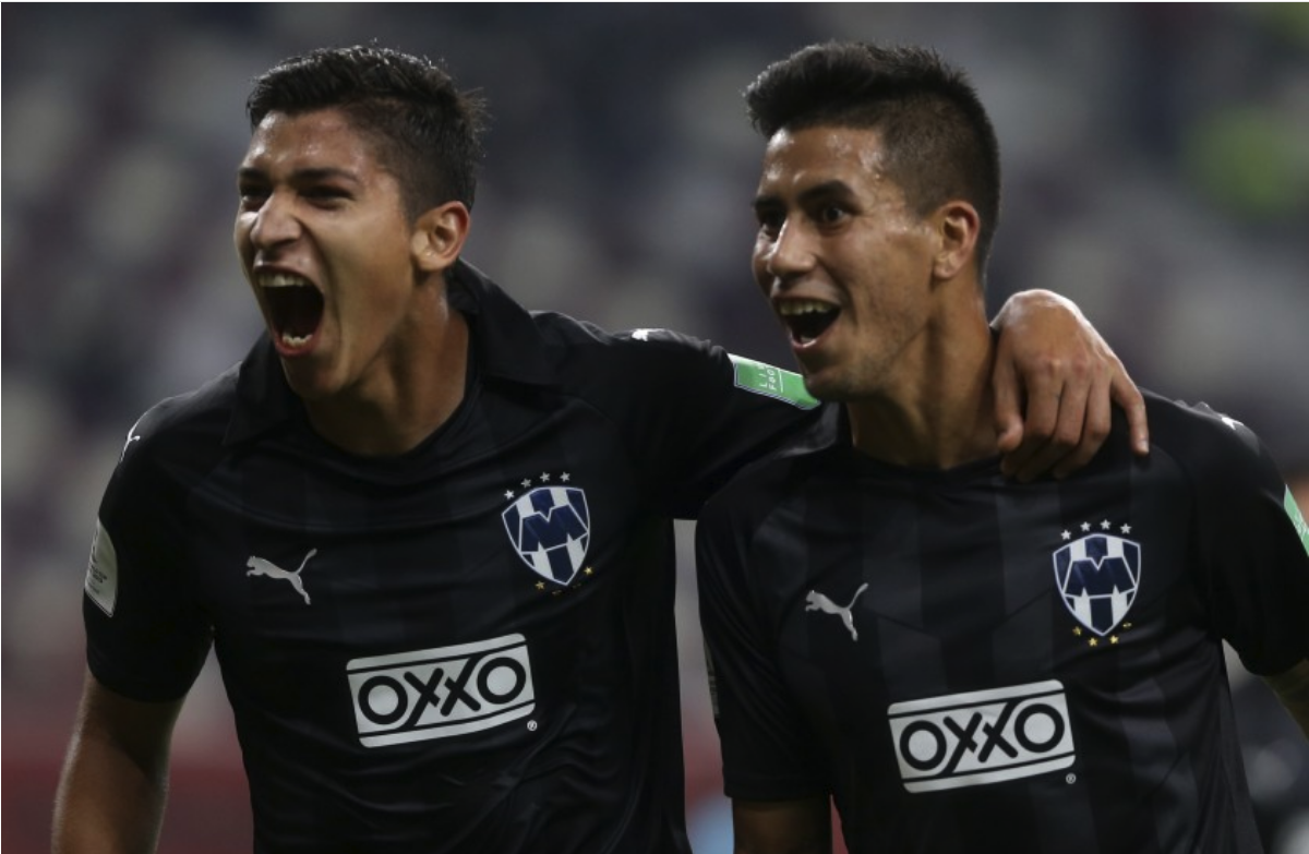El argentino Maximiliano Meza (derecha) con su compañero del Monterrey de México, Ángel Zaldívar, (AP Foto/Hussein Sayed)