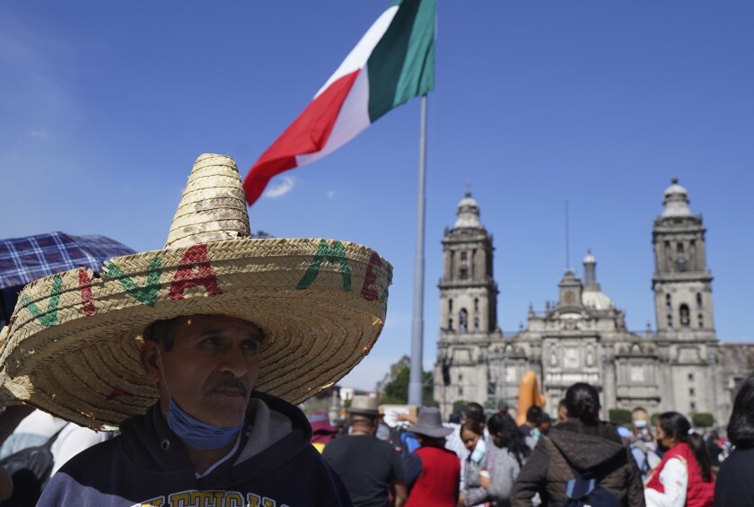 حامی آندرس مانوئل لوپز اوبرادور رئیس جمهور مکزیک به سخنرانی او در مکزیکوسیتی گوش می دهد.