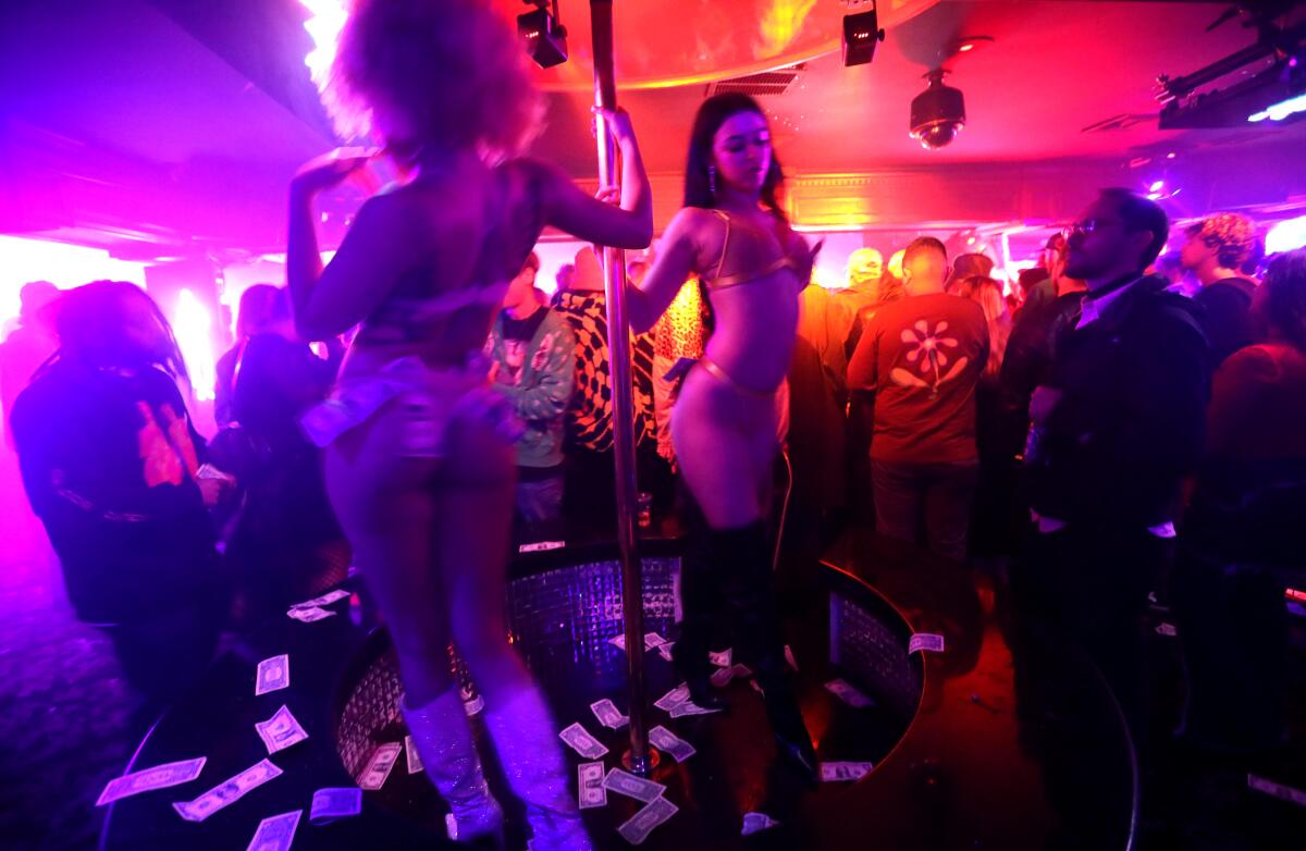 Strippers dançam na festa.