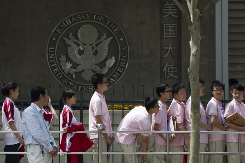 ARCHIVO - Estudiantes chinos esperan afuera de la Embajada de Estados Unidos para sus entrevistas de su solicitud de visa el 2 de mayo de 2012, en Beijing. (AP Foto/Alexander F. Yuan, Archivo)