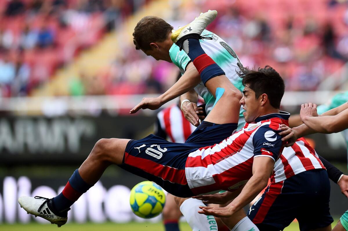 Con gol de Pizarro, salva Chivas la derrota ante su Santos y su extécnico.