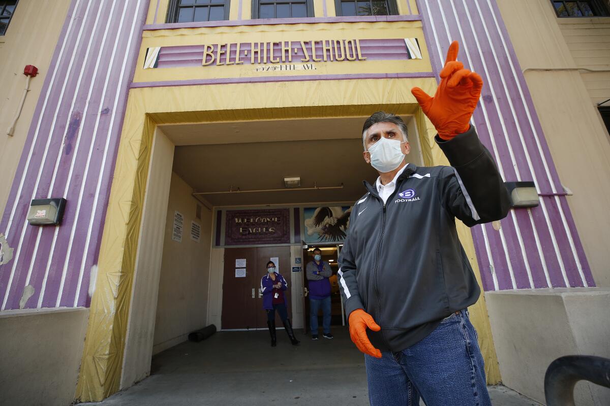 El director Rafael Balderas se encuentra fuera de la Escuela Preparatoria Bell, que cerró debido a la pandemia de coronavirus.