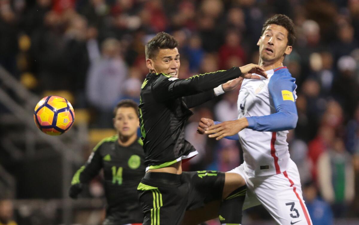 Héctor Moreno (i) de México disputa el balón con Omar González (d) de EE.UU., en un partido entre Estados Unidos y México, por la clasificación al Mundial Rusia 2018, en el estadio Mapfre en Columbus, Ohio.