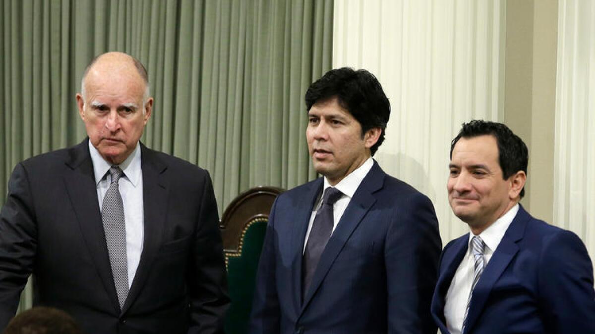 Senate President Pro Tem Kevin de León and Assembly Speaker Anthony Rendon (D-Paramount) with Gov. Jerry Brown.